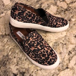 7.5 Steve Madden Symba Slip on sneakers